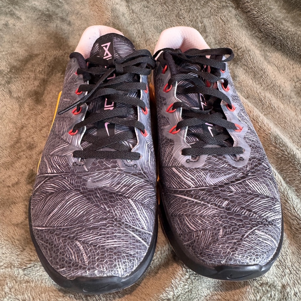 Nike Black and orange Metcon